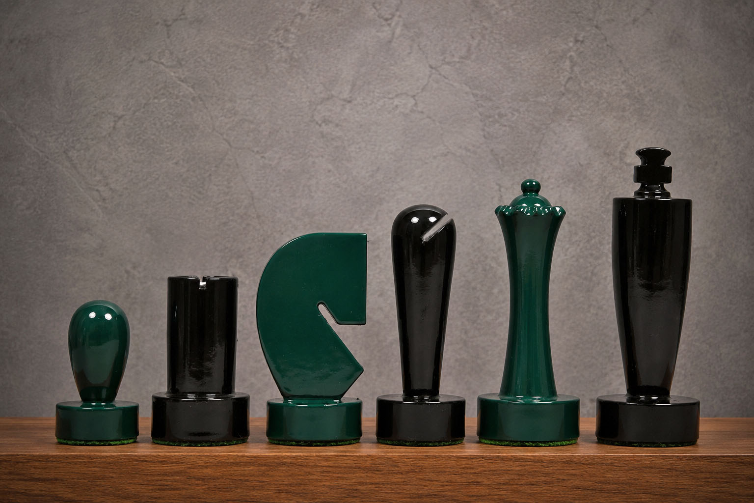 Sterling Chess Berliner Minimalist chess pieces in green and black painted boxwood, 95mm king