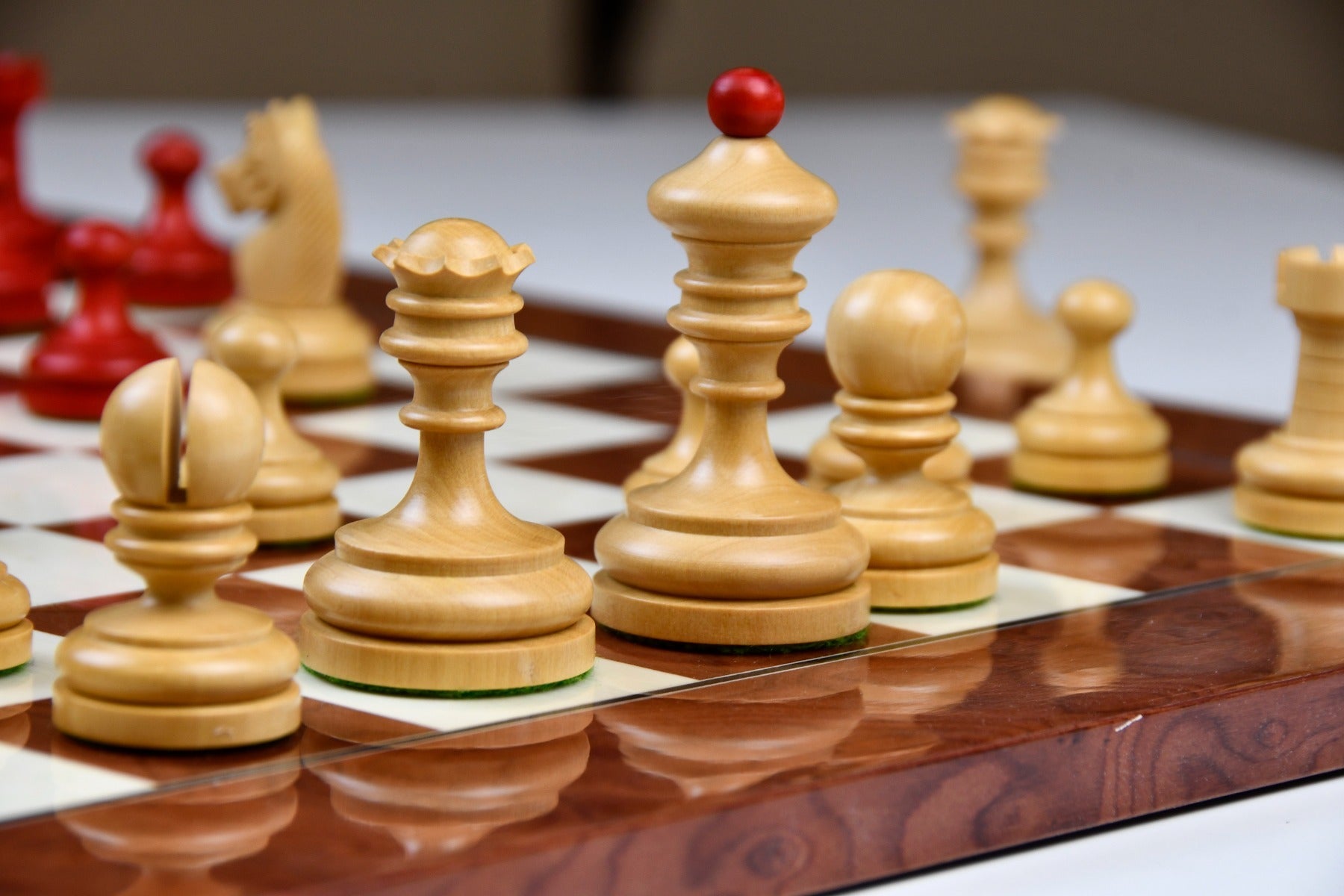 Full 34 piece 1930 Knubbel Analysis chess pieces in stained crimson and natural boxwood, Sterling Chess Australia