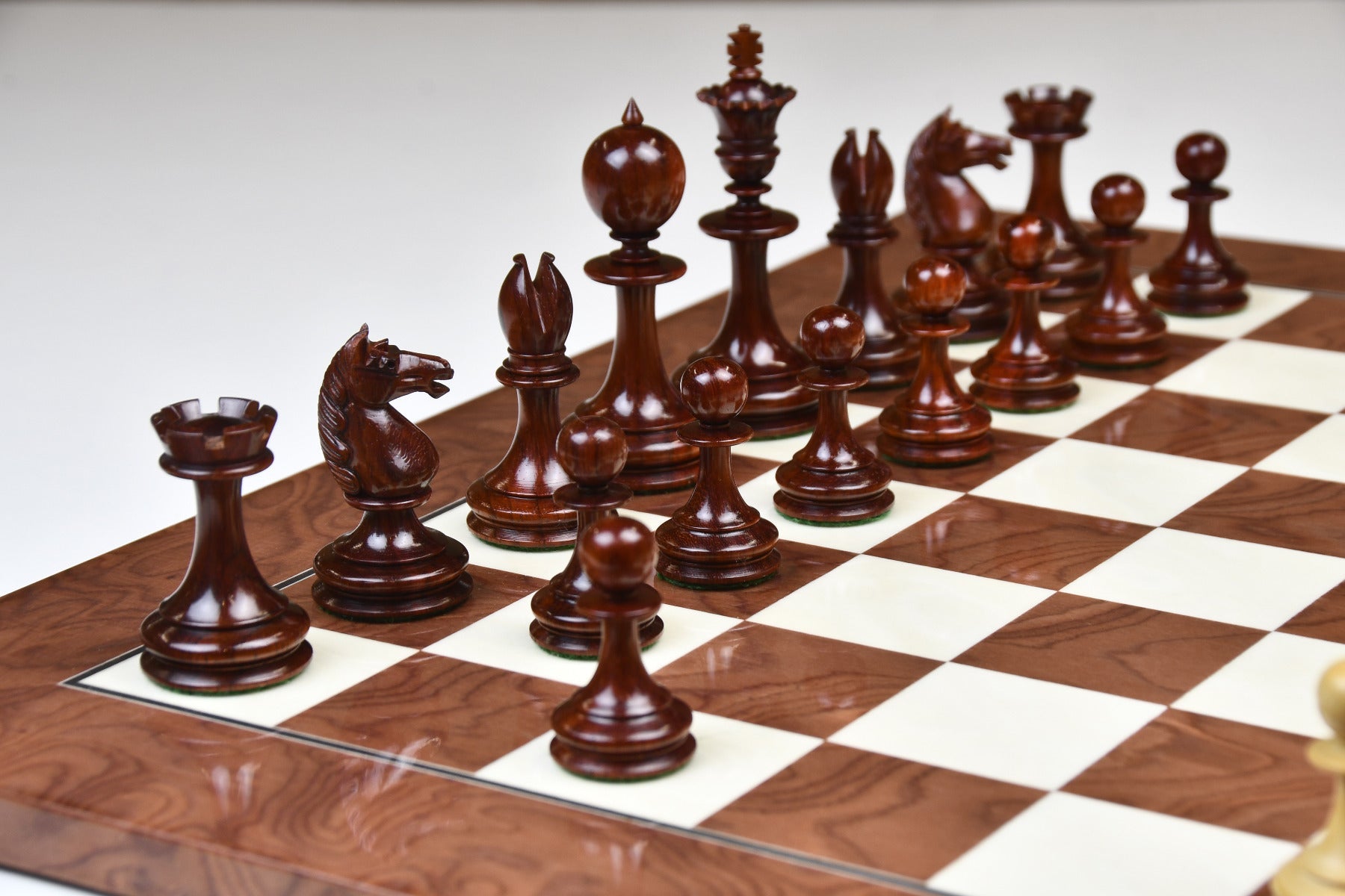 Bud Rosewood chess pieces with a 91mm king and weighted felted bases