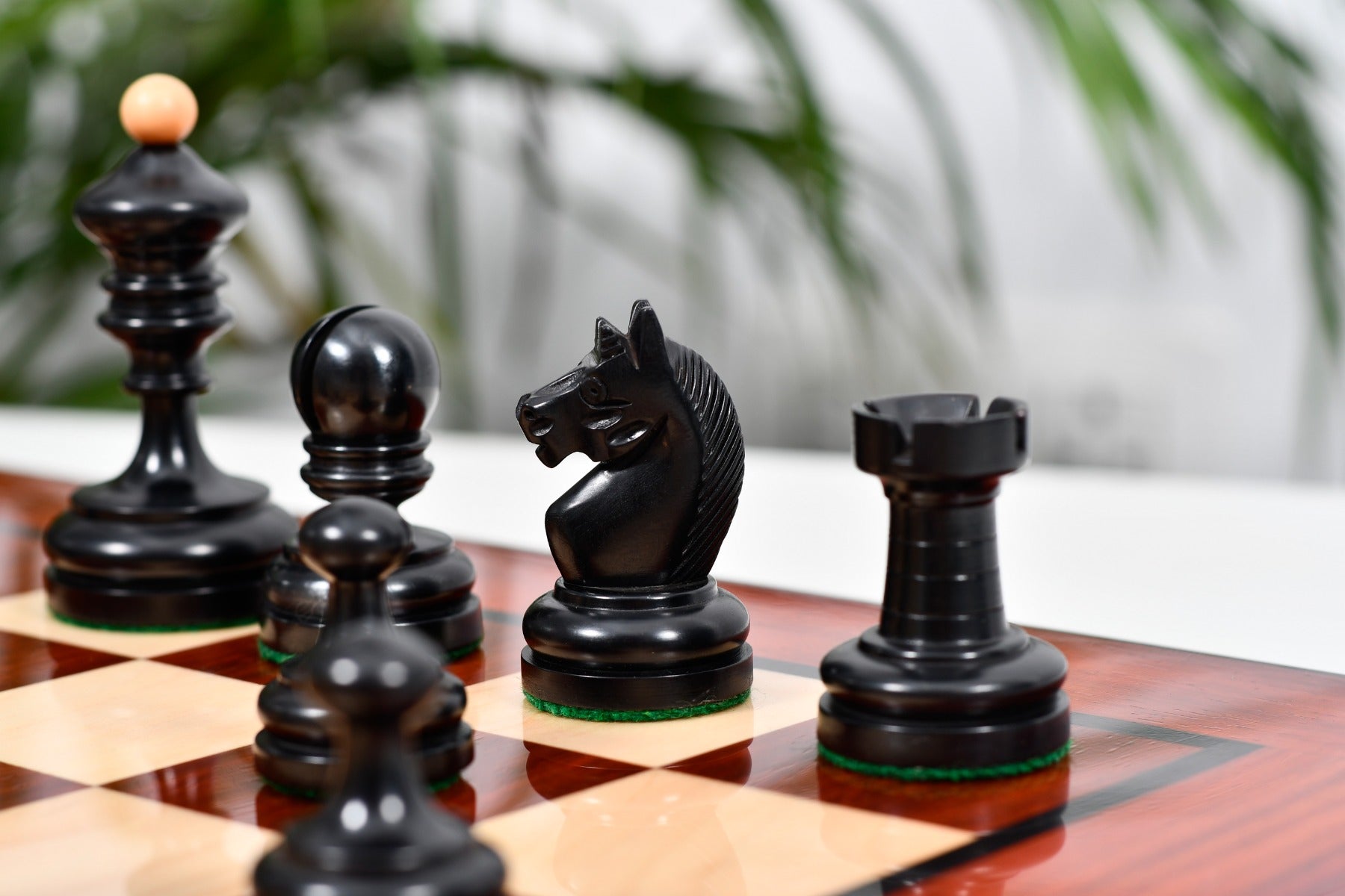 Ebonised and natural boxwood Knubbel pieces, 2.91 inch king