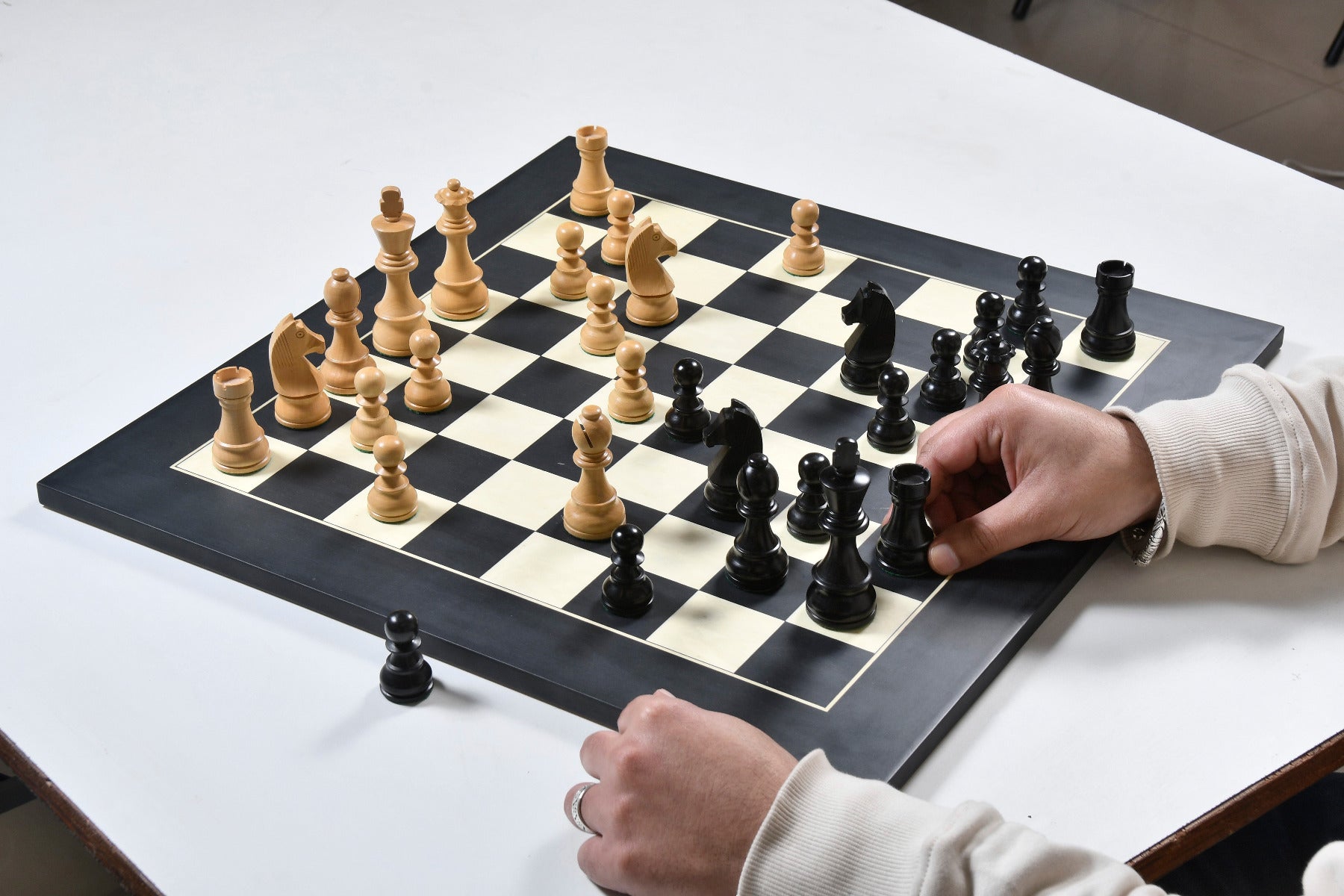 Ebonised boxwood German Knight chess pieces, weighted 96mm king set