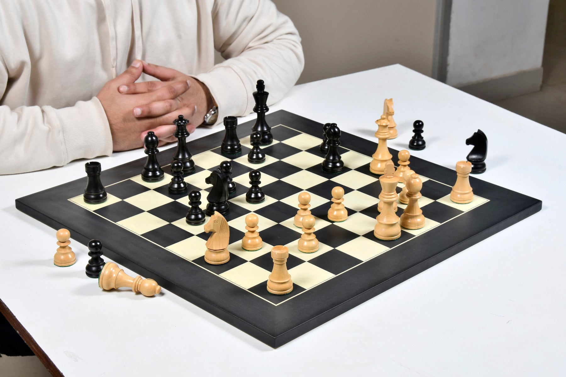 Championship series German Knight chess pieces, 96mm ebonised boxwood king