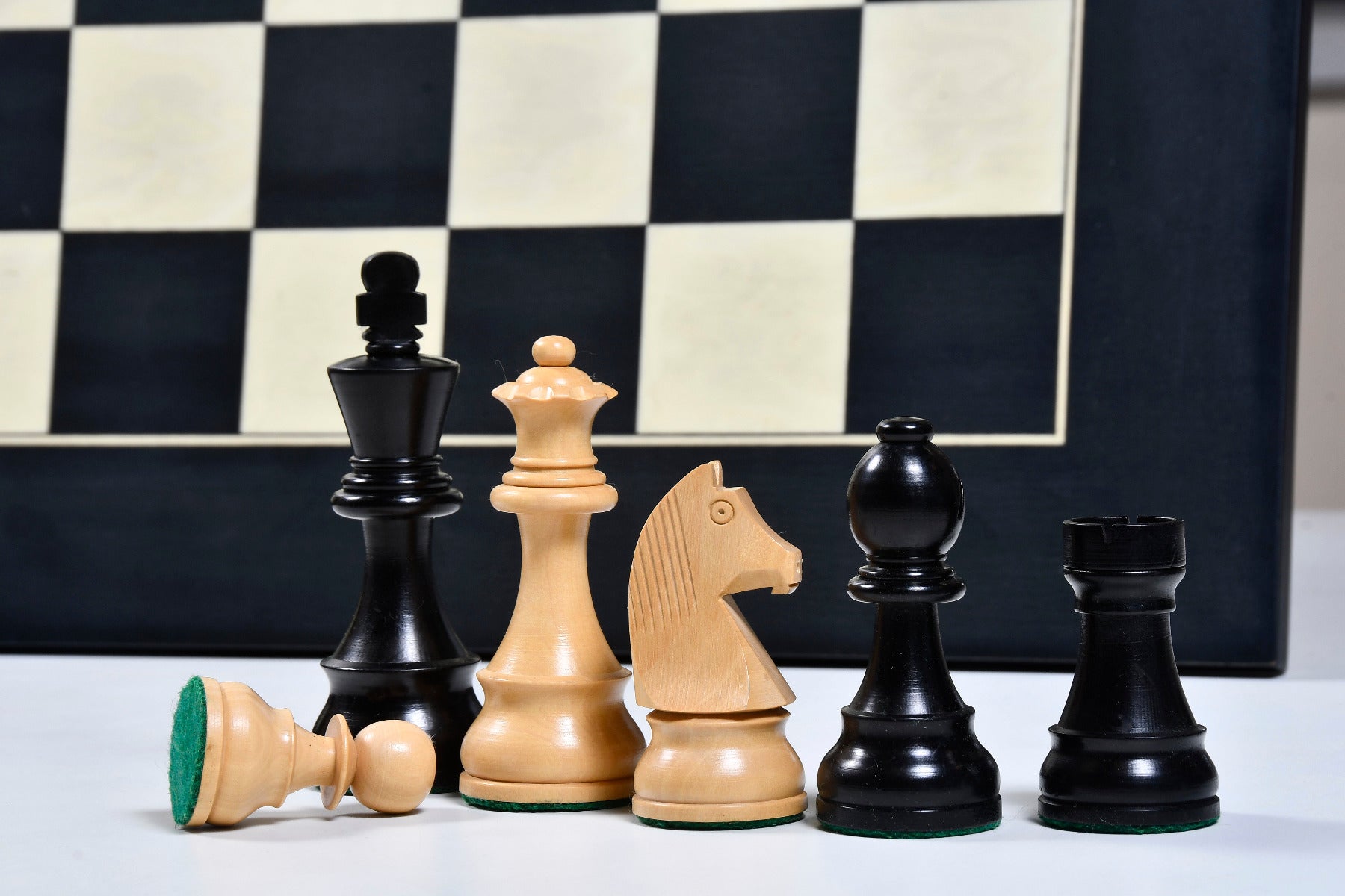 German Knight Staunton chess pieces in ebonised and natural boxwood, 96mm king