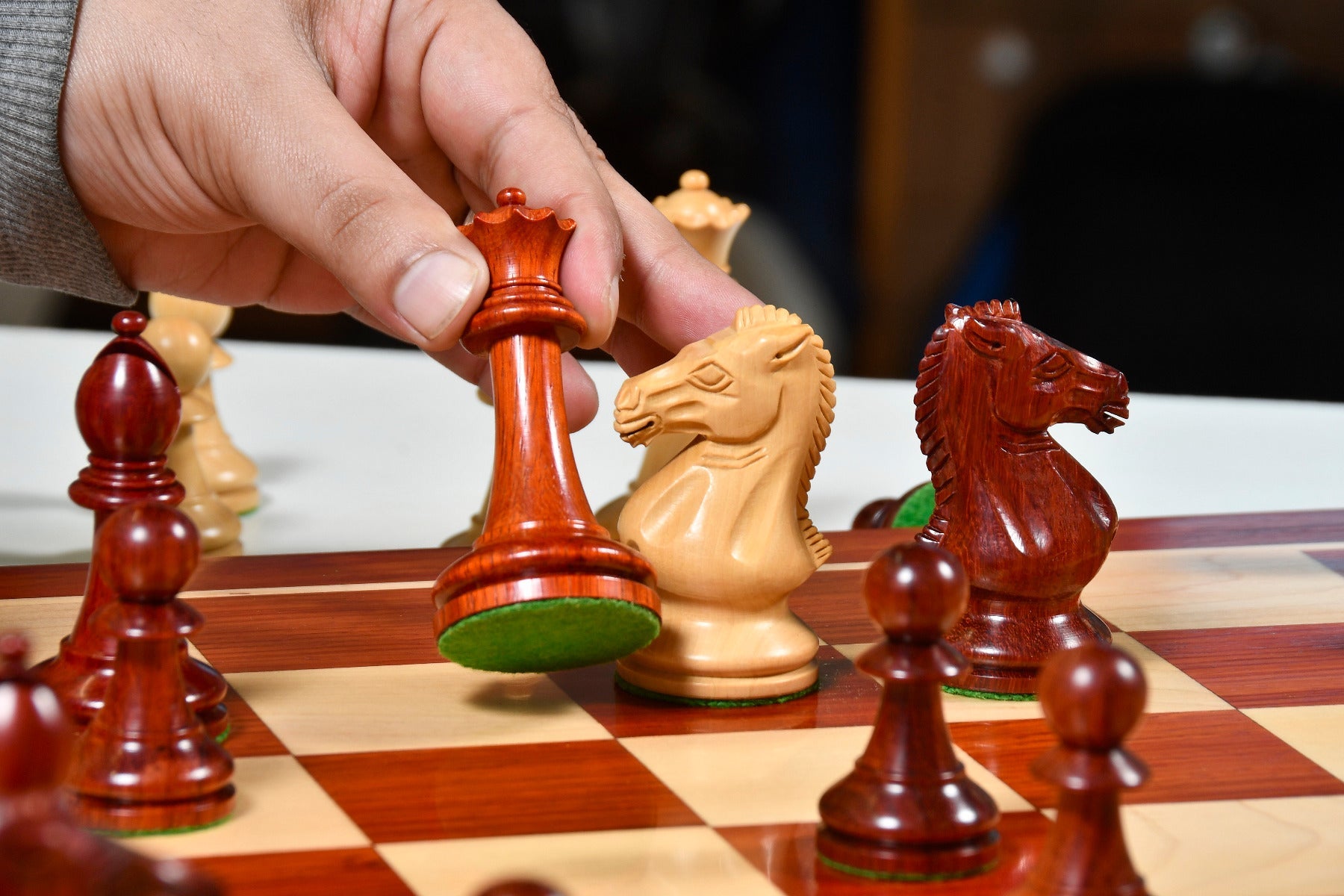 Bud rosewood chess pieces with a 95mm king and weighted felted bases