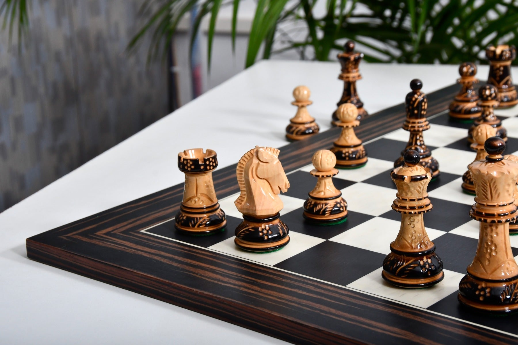 Dubrovnik V3.0 chess set, 34 lacquered boxwood pieces with a 55cm board