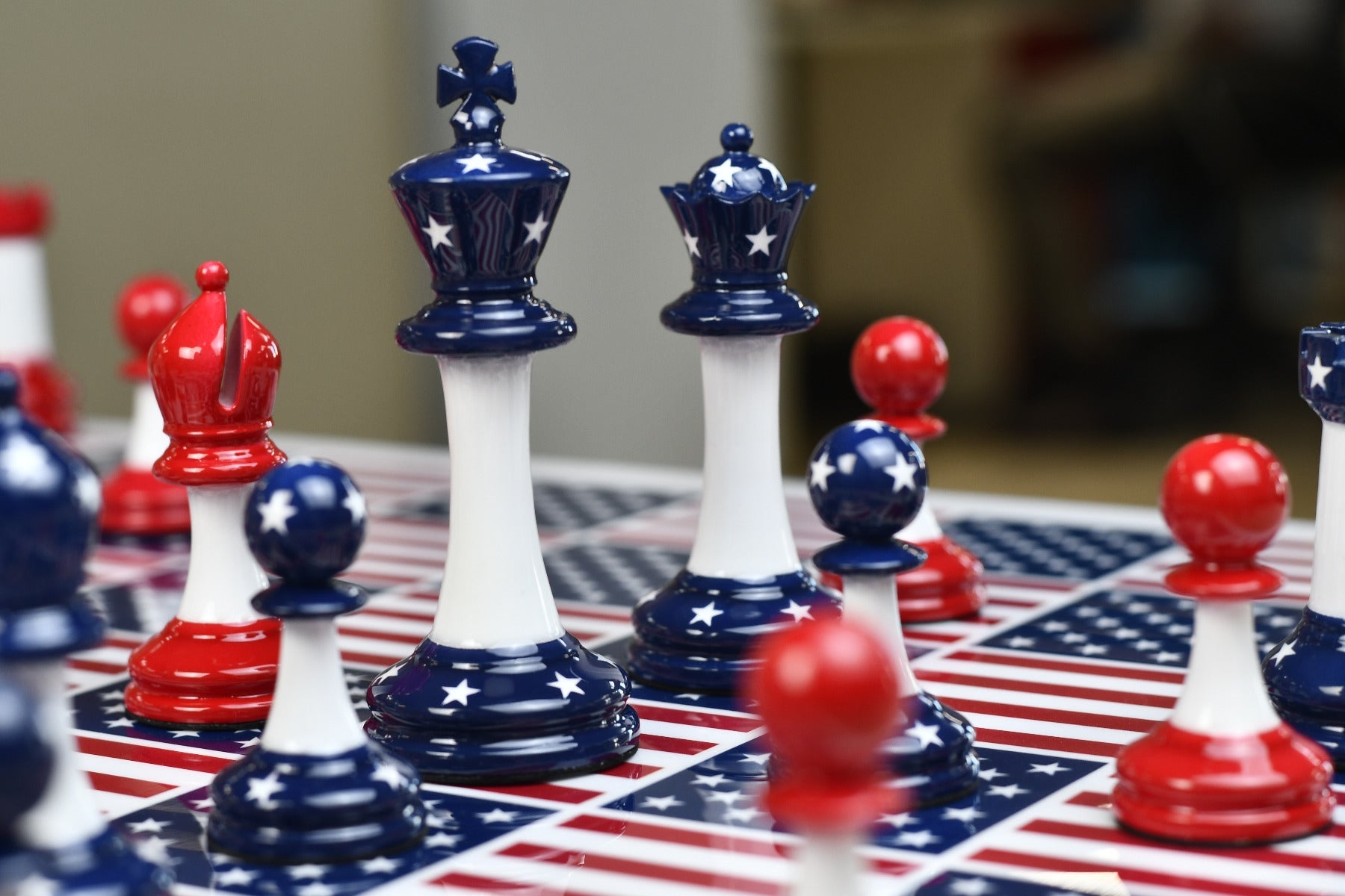Weighted red and blue plastic chess pieces, 3.87 inch king
