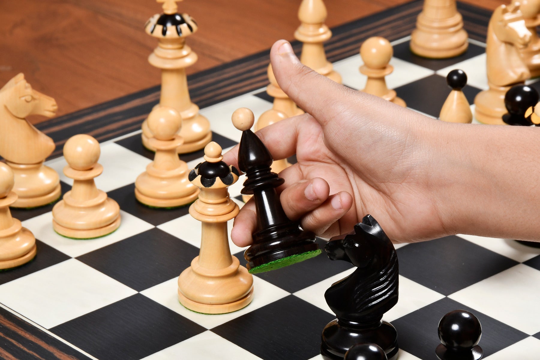 Boxwood and ebony Capablanca reproduction chess pieces, 34 chessmen with two spare queens