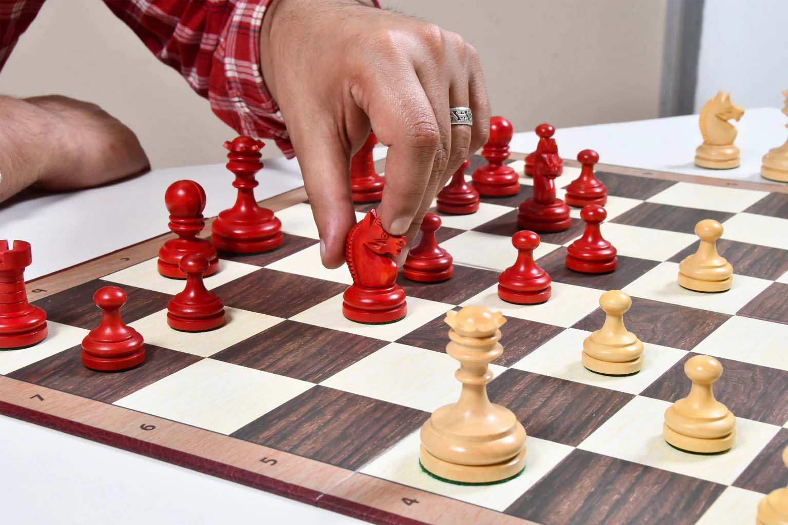 1930 Knubbel chess set, 34 boxwood pieces with a folding 19 inch board