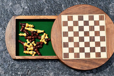Round magnetic travel chess pieces with a 33mm king in sheesham and maple