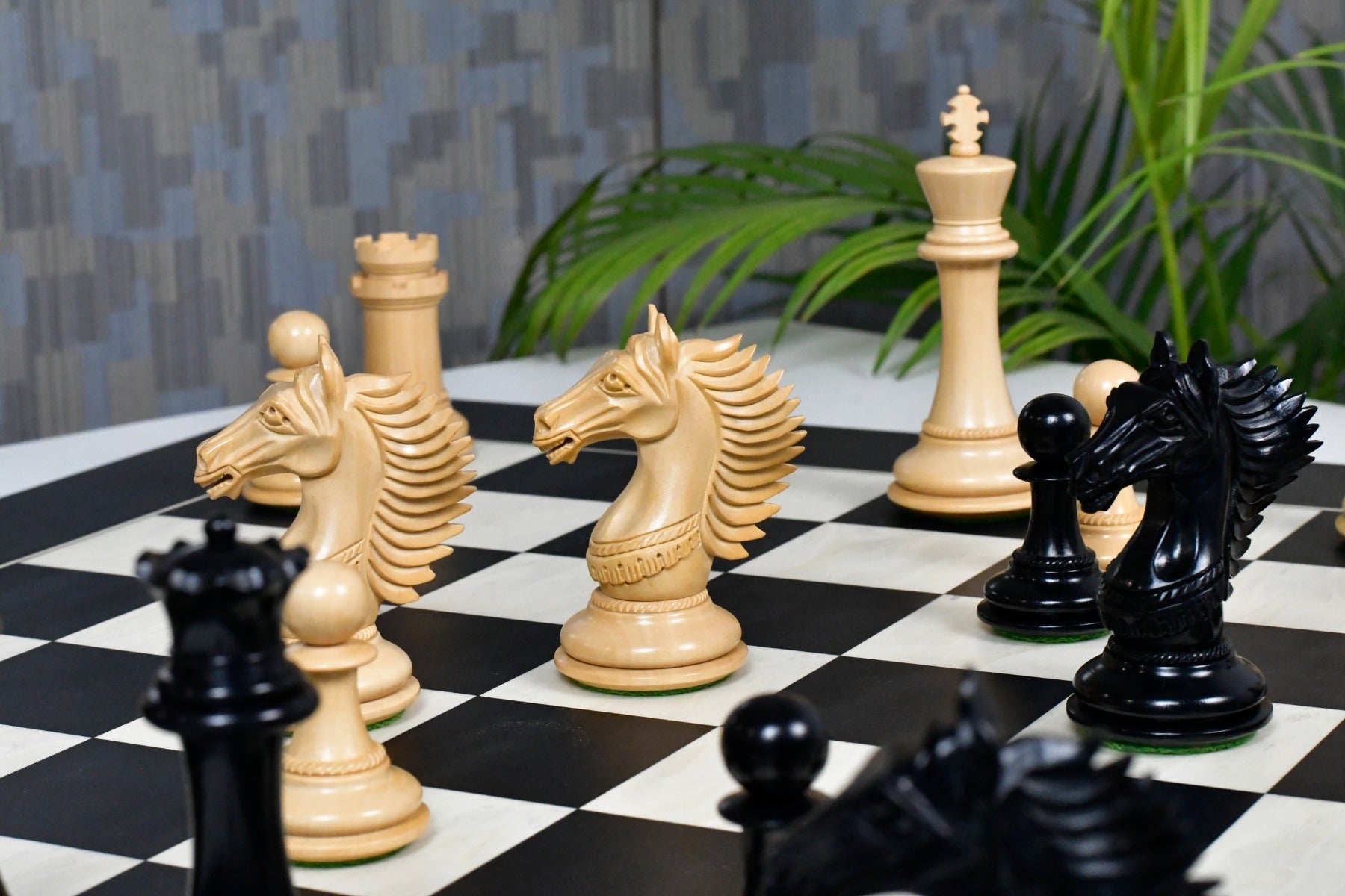 Ebony and boxwood CB Mustang chess pieces, 4.44 inch king