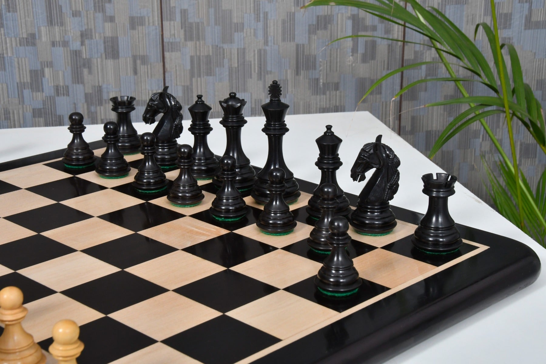 Ebony and boxwood Colombian Staunton chess pieces, 99mm king