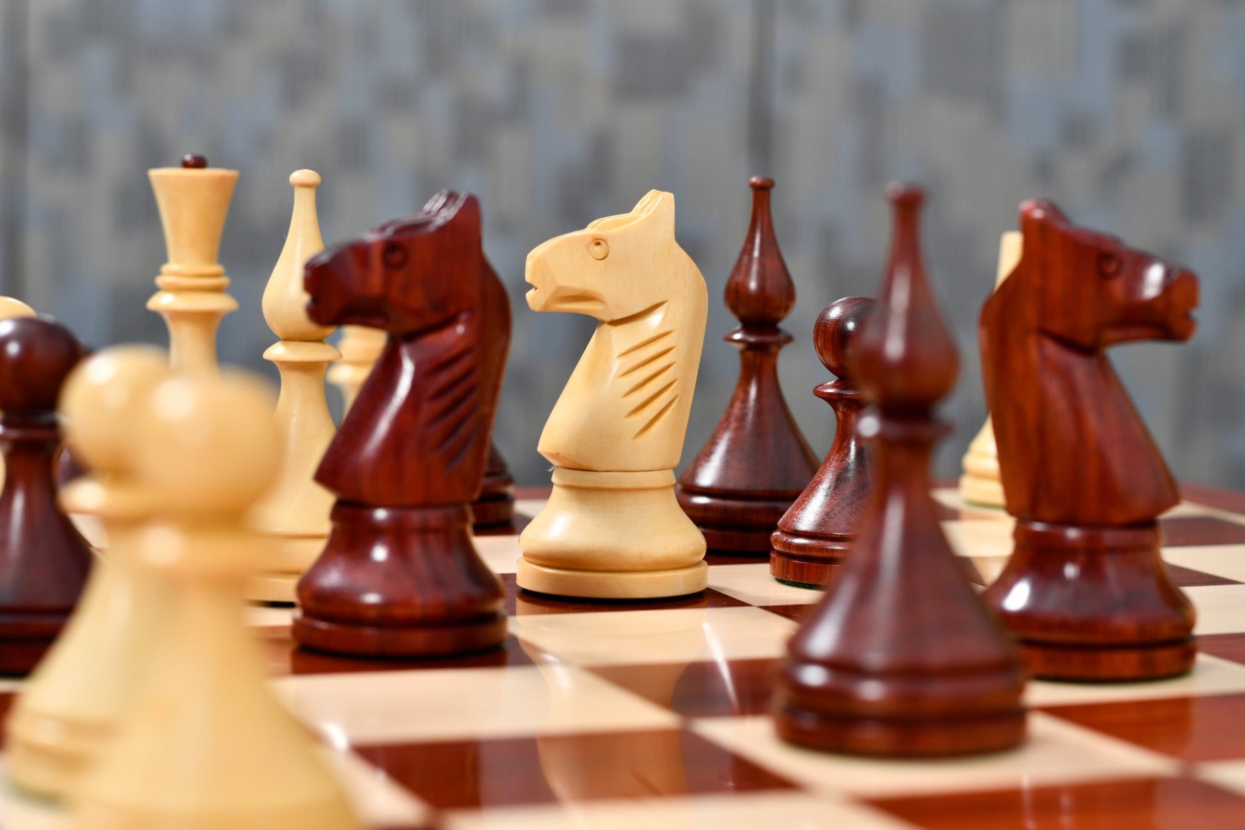 Bud rosewood chess pieces with a 103mm king and weighted felted bases