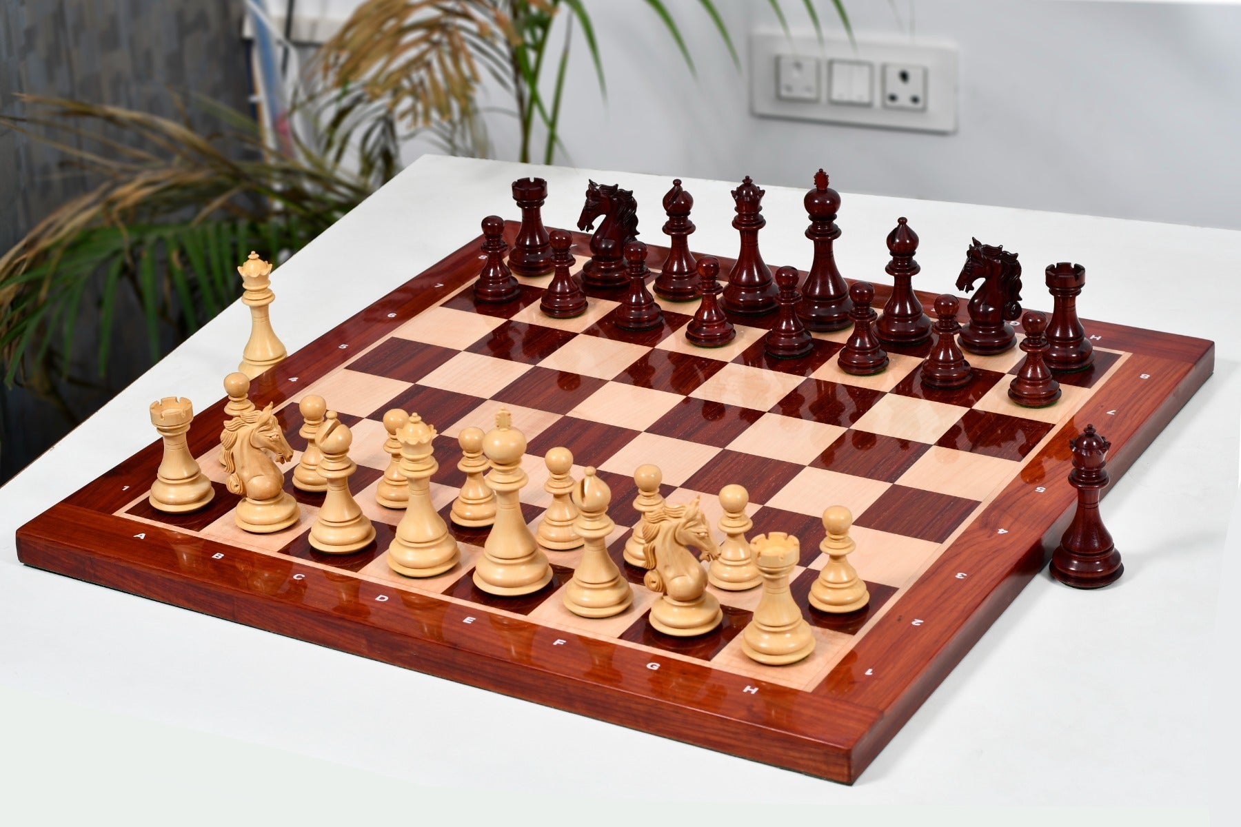 Shera Series Staunton V2.0 Bud Rosewood chess pieces, weighted with green felt bases