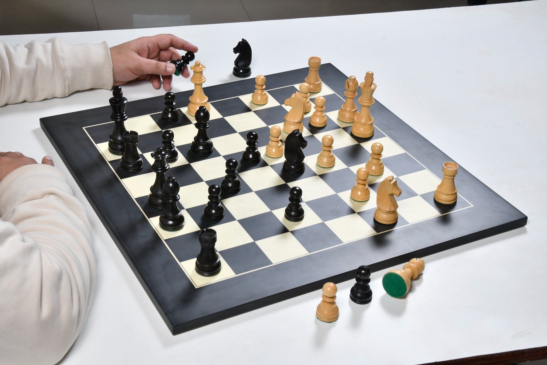 Championship German Knight chess pieces, 34 boxwood chessmen with 96mm king