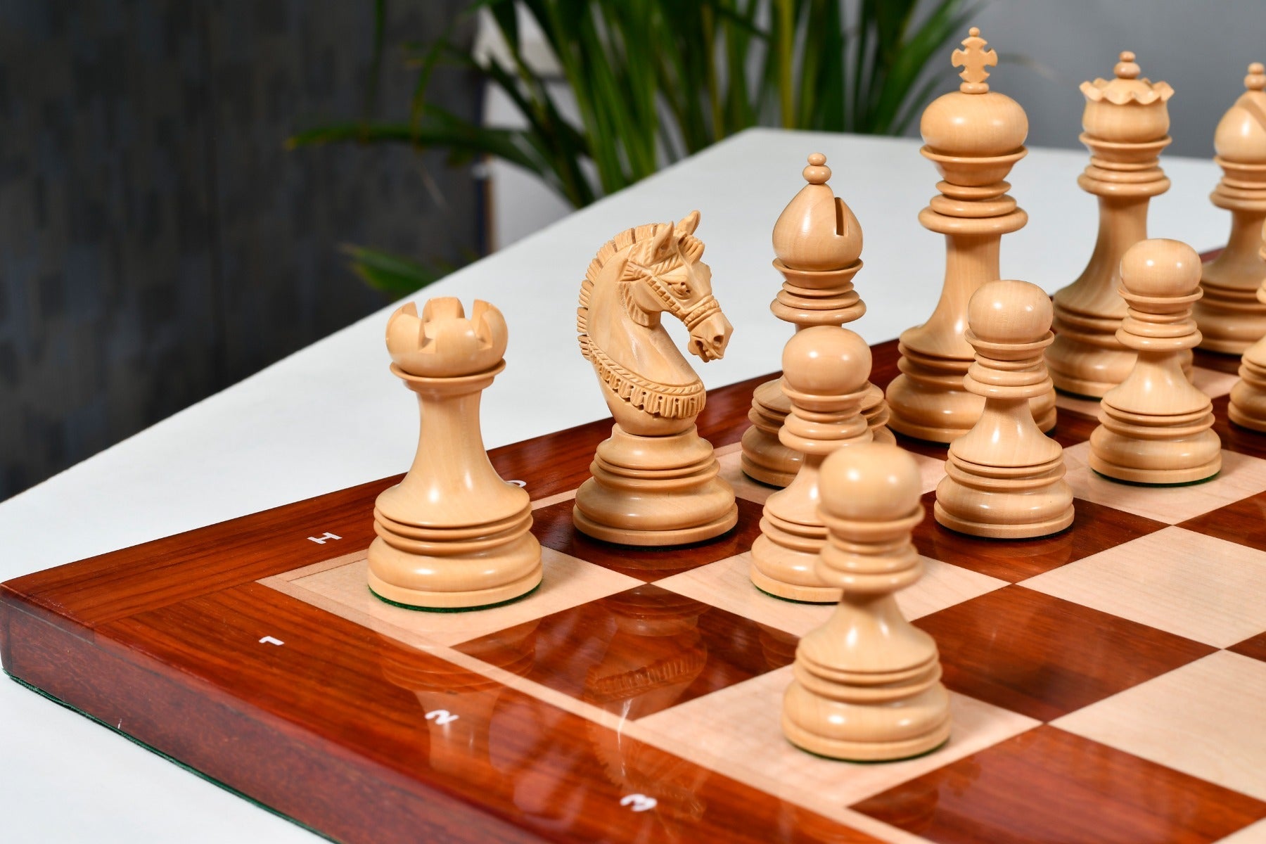Bud rosewood chess pieces with a 109mm king and weighted felted bases