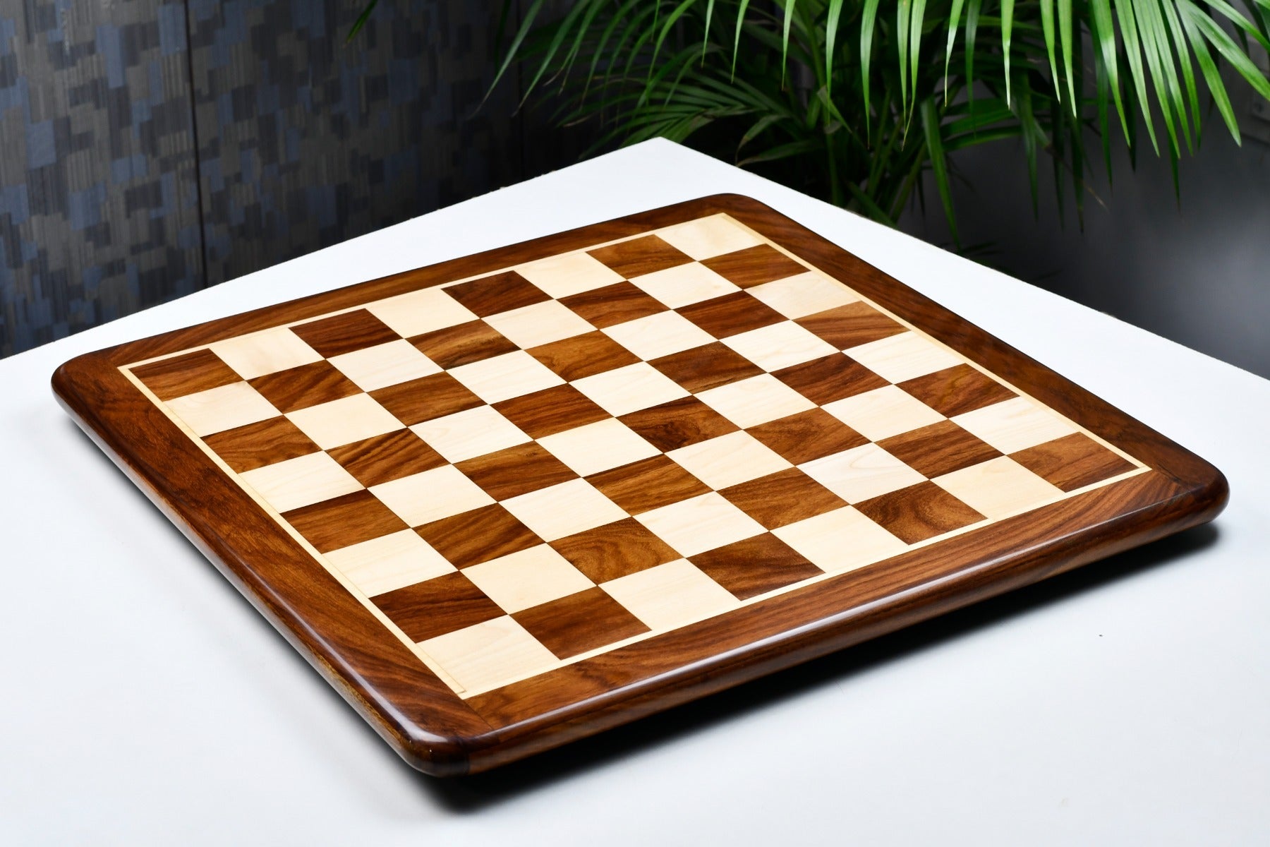 Player's Choice sheesham chess board showing its 20mm thickness